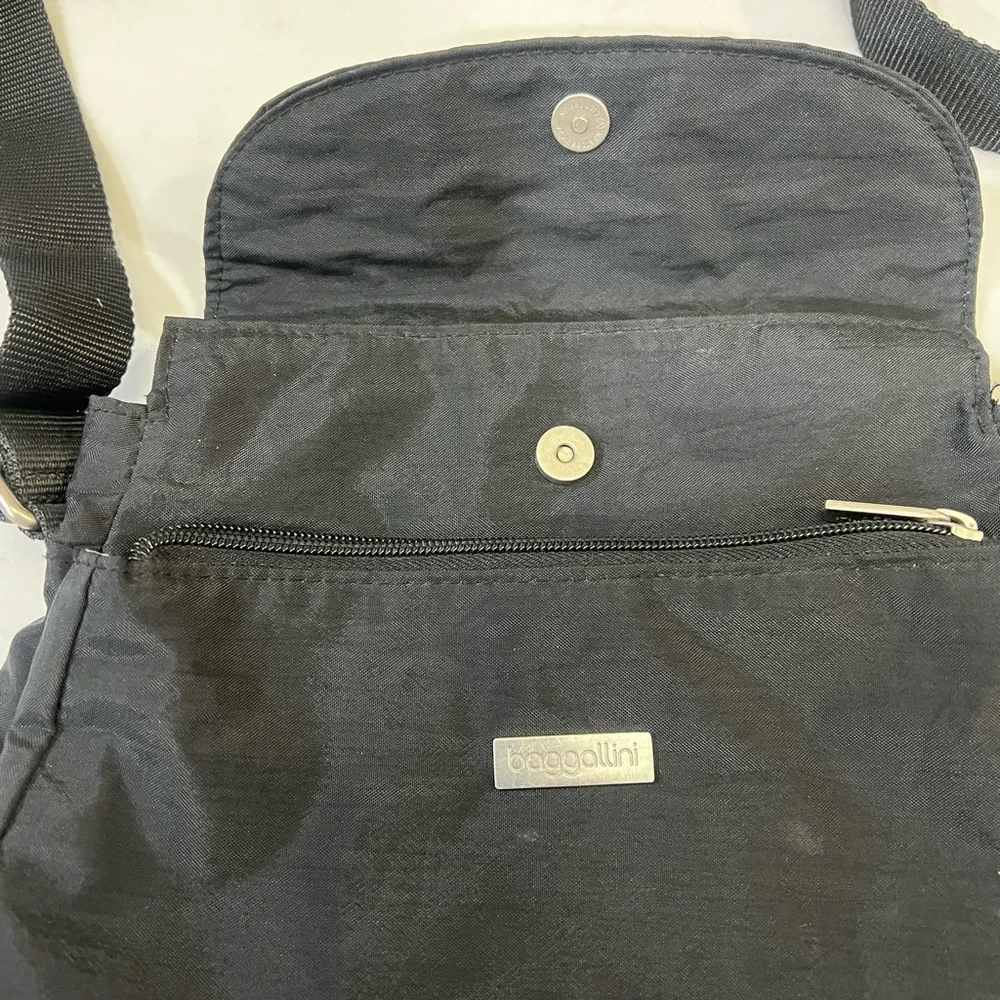 Baggallini Black Shoulder Bag Adjustable Strap Zipper Accents Pockets - Picture 3 of 6